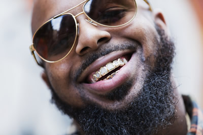 Afroamerikanischer Mann mit Grillz